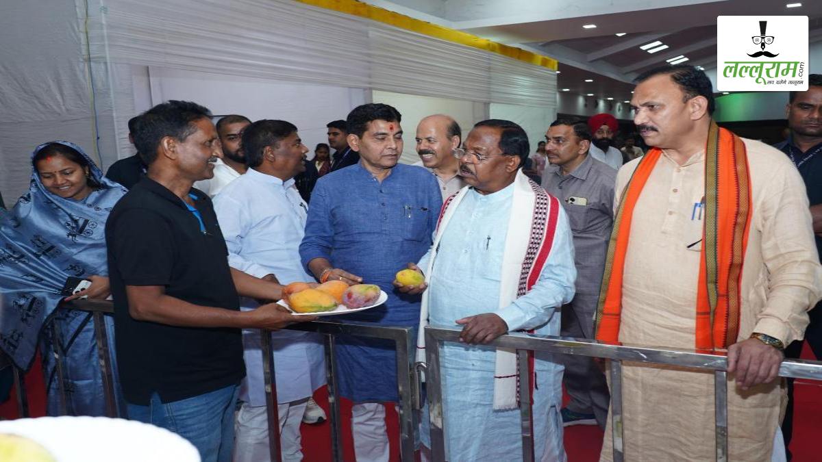 कृषि विश्वविद्यालय में आम महोत्सव का हुआ समापन: उत्पादन में विशिष्ट योगदान देने वाले प्रगतिशील किसानों को किया गया सम्मानित, कृषि मंत्री रामविचार नेताम बोले- बस्तर और सरगुजा जैसे आदिवासी बहुल क्षेत्रों में भी होने चाहिए इस तरह के आयोजन