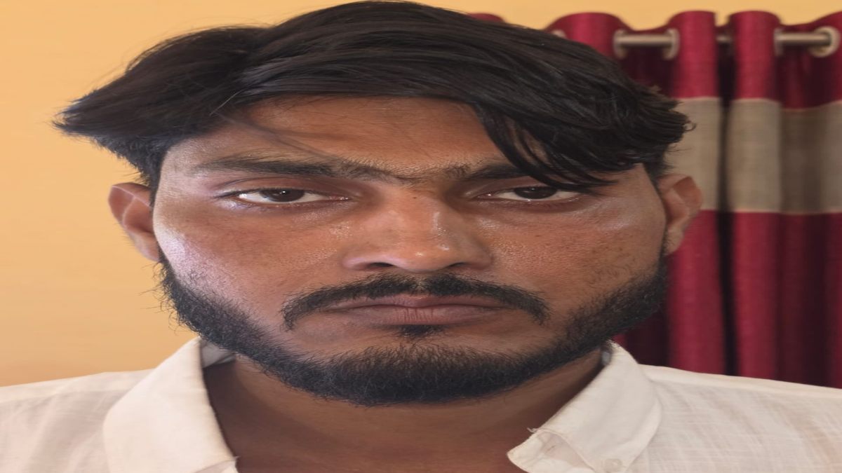 निशा जैन के नाम से इरशाद ने बनाई थी फेक ID: अश्लील वीडियो भेज करता था ब्लैकमेलिंग, चढ़ा पुलिस के हत्थे