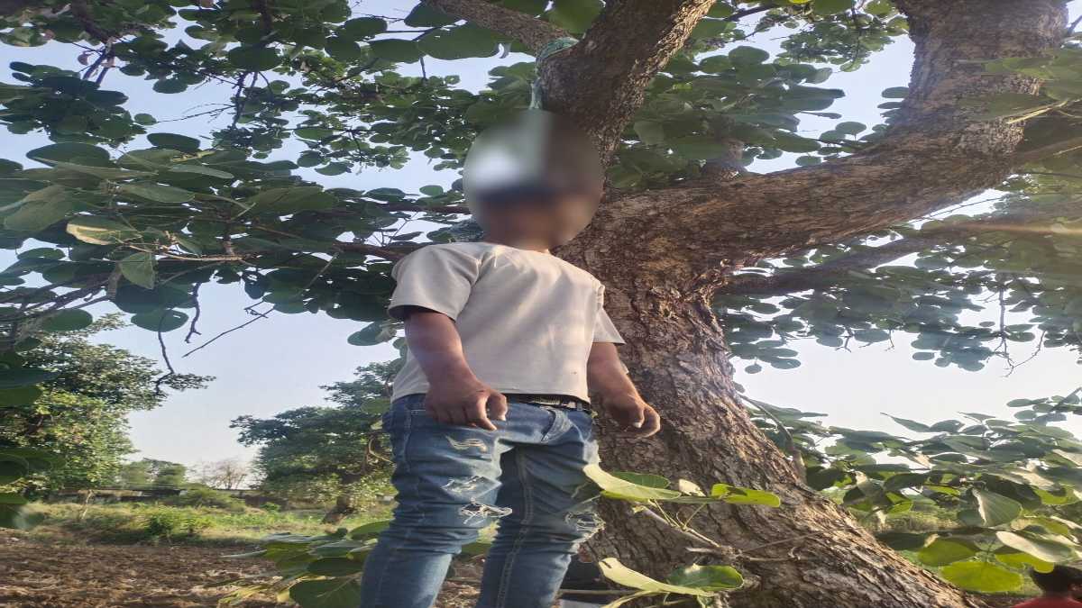एकतरफा प्रेम का दुखद अंत : लड़की के दुपट्टे से युवक ने लगा ली फांसी, मां की हत्या के आरोप में पिता पहले से जेल में बंद, घर का इकलौता वारिस था मृतक