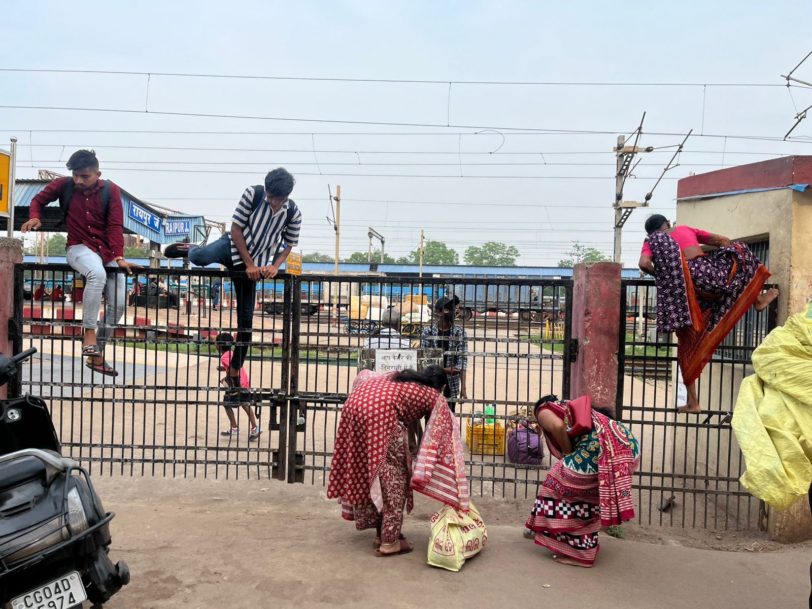 Railway News: रेलवे स्टेशन में यात्री पिछले गेट में खड़ी न करें गाड़ी… इसलिए पार्किंग ठेकेदार लगा देते है ताला… ताला-चाबी स्टेशन मैनेजर ने दी