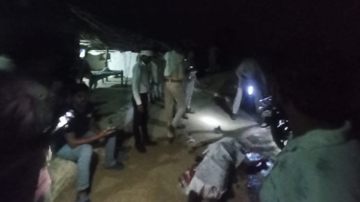 नाबालिग बेटे ने पिता को कुल्हाड़ी से उतारा मौत के घाटः मां के साथ मारपीट और अत्याचार से था तंग, थाने जाकर किया सरेंडर