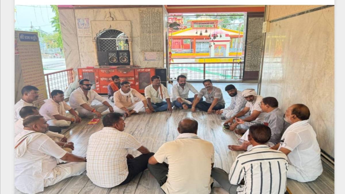 पालिका अध्यक्ष के खिलाफ पार्षदों ने खोला मोर्चाः पद से हटाने 20 पार्षदों ने मंदिर में ली प्रतिज्ञा, भ्रष्टाचार को लेकर विधायक भी पहले बोल चुके हैं नरक पालिका