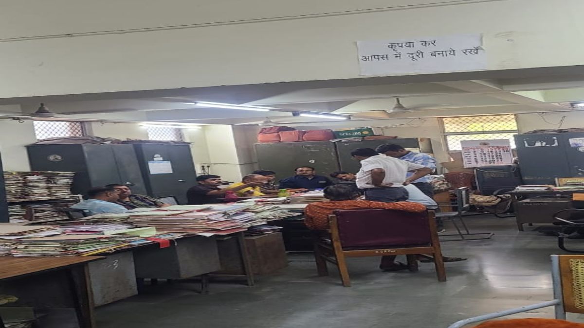 लोकायुक्त की बड़ी कार्रवाईः भोपाल विकास प्राधिकरण का बाबू 10 हजार रिश्वत लेते गिरफ्तार, कार्रवाई जारी