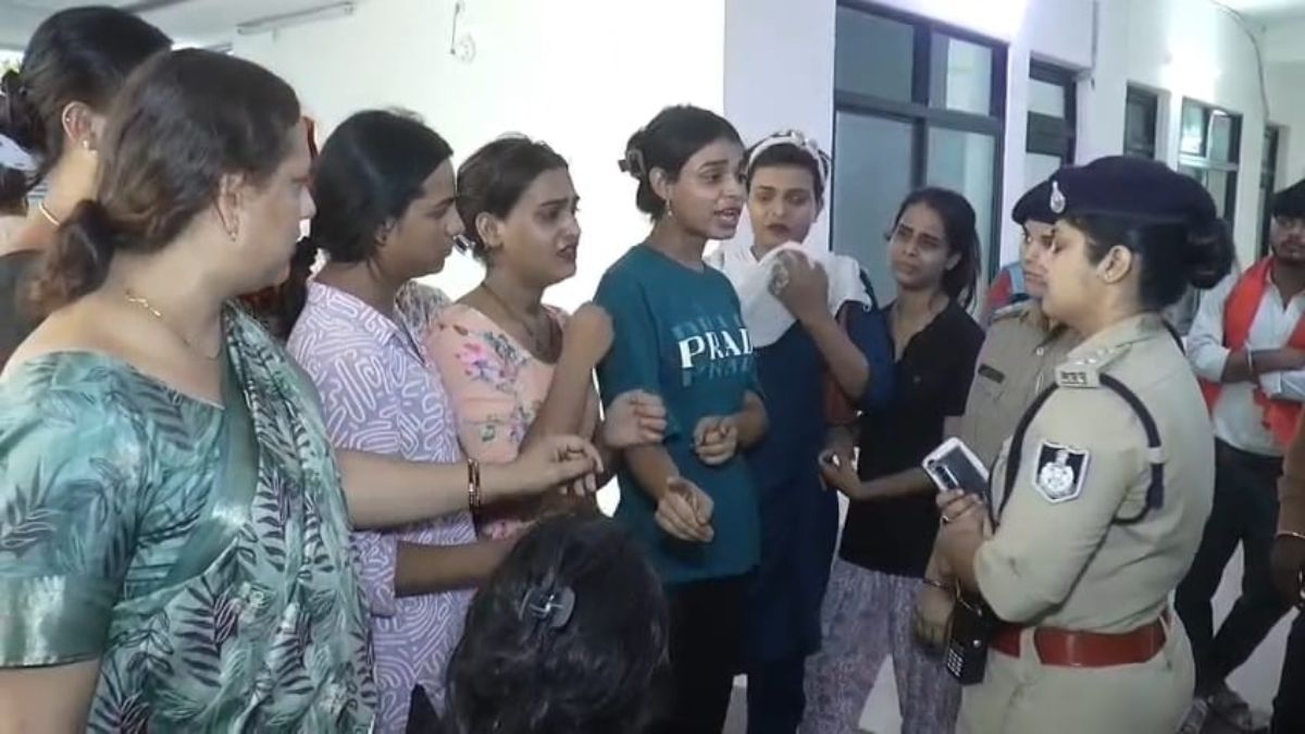 जनसुनवाई में पहुंचे किन्नरः एक महीने से अश्लील हरकतों से परेशान, थाने में शिकायत करने गए तो पुलिस ने कर दी पिटाई