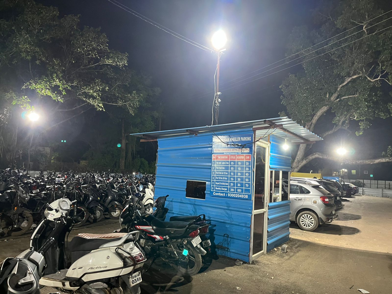 Railway News: GM साहब ने पूछ लिया- कि पार्किंग में मीटर हैं ? तो रेलवे अफसर जवाब देंगे… कनेक्शन लेने की जरूरत नहीं है सर, हमारे संबंध अच्छे है, इसलिए हम बिजली मुफ्त में उपलब्ध करा देते है  