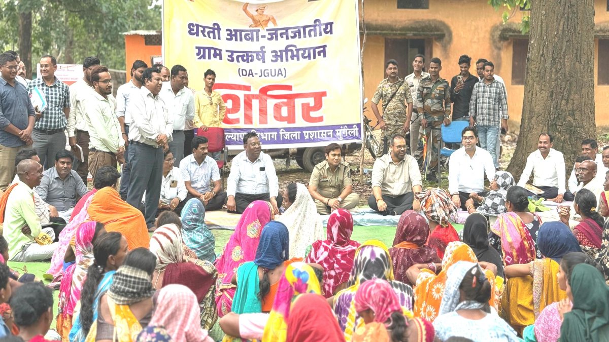 कलेक्टर-एसपी ने लगाई चौपाल : जमीन पर बैठकर सुनीं बैगा आदिवासियों की समस्याएं, त्वरित समाधान के दिए निर्देश