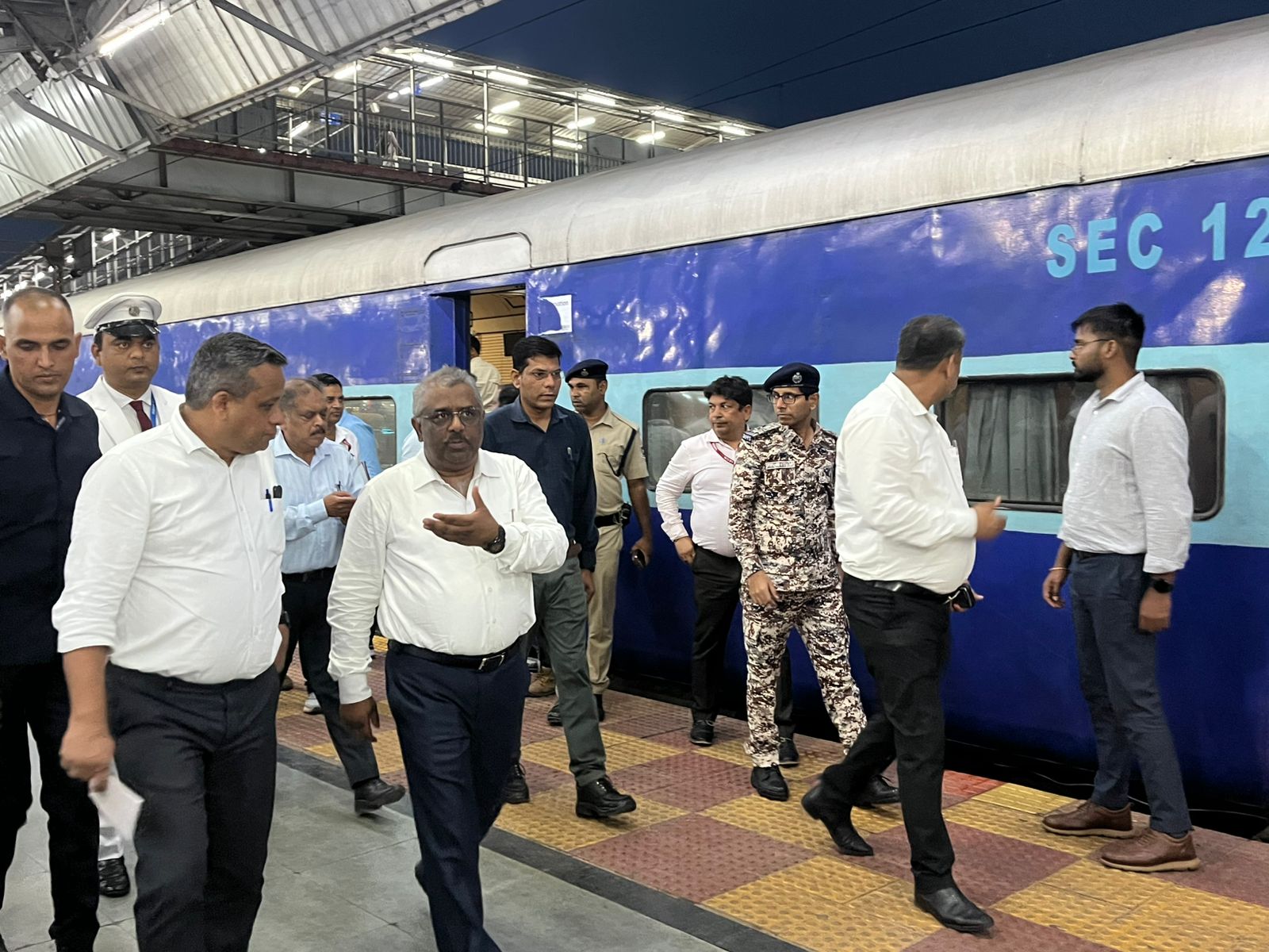 रायपुर-दुर्ग के बीच हाई स्पीड ट्रेन चलाने जीएम ने किया निरीक्षण… अप और मीडिल लाईन में चल सकेंगी 130 KMPH से ट्रेन