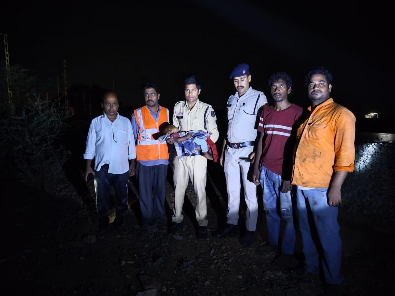 CG News: ट्रेन के आगे कूदी महिला की मौत, बच्चे को खरोंच तक नहीं