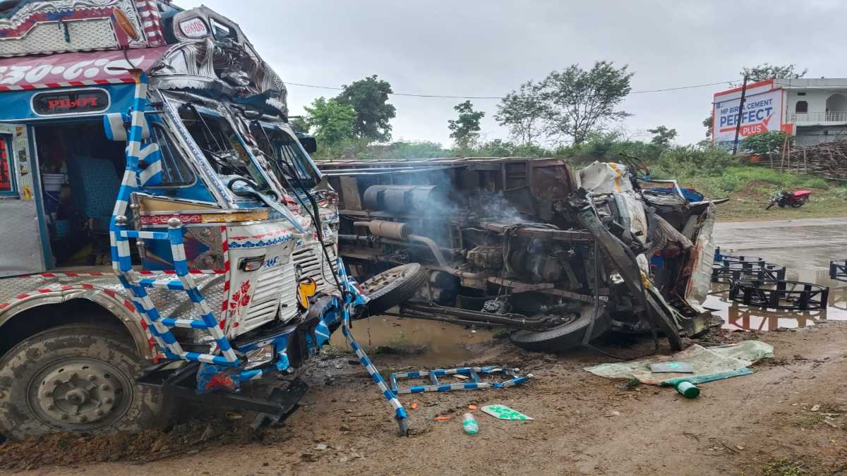 रफ्तार का कहरः दो ट्रकों में हुई सीधी भिड़ंत, चालक की मौत, दूसरे ट्रक का ड्राइवर मौके से हुआ फरार