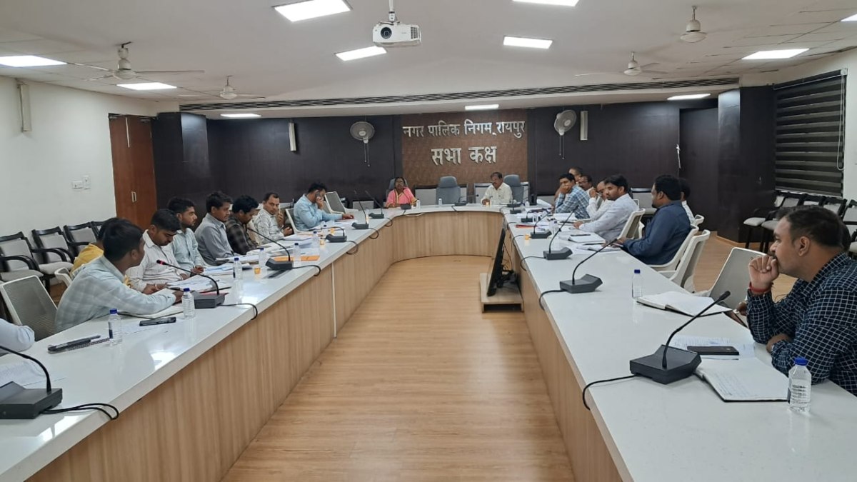 रायपुर में जल आपूर्ति व्यवस्था दुरुस्त करने निगम ने कसी कमर, प्रभारी अपर आयुक्त ने पाइपलाइन शिफ्टिंग और लीकेज तत्काल सुधारने के दिए निर्देश