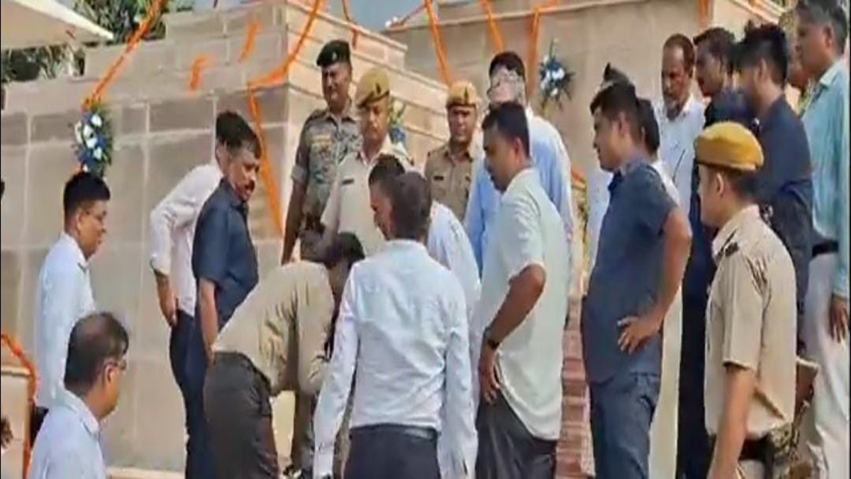 Nishant Kumar: DM के चरणों में झुके CM नीतीश के बेटे निशांत, देखकर चौंक गए लोग, जानें पूरा मामला