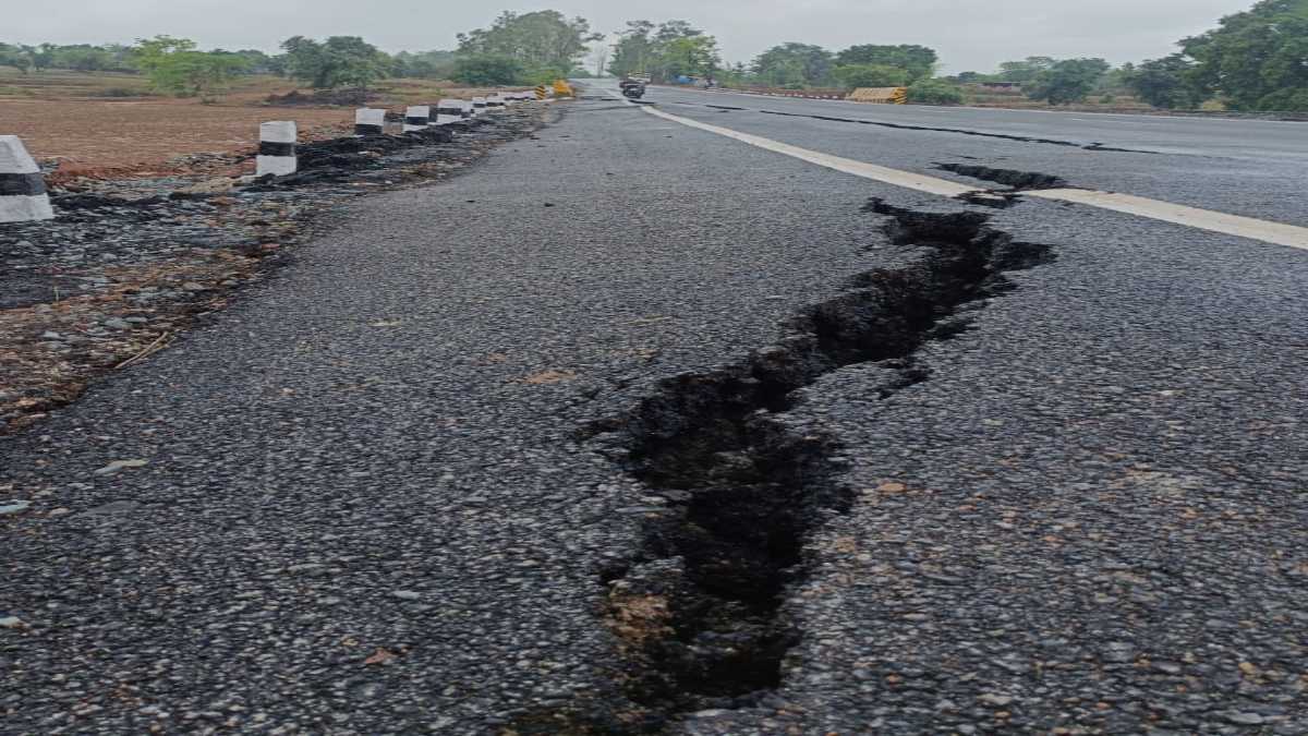 बारिश बनी आफतः रीवा-शहडोल और ब्यौहारी-सीधी मुख्य मार्ग सड़क पर दरार, आवागमन में हो रही परेशानी