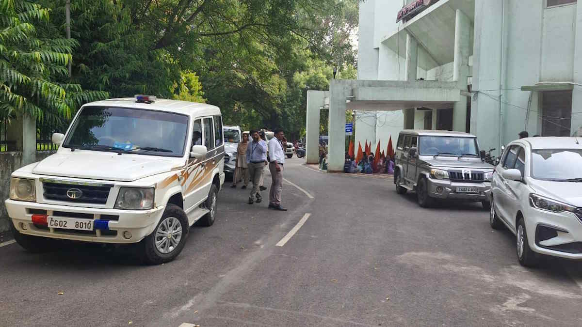 BREAKING : पेंशन प्रकरण के निपटारे के नाम पर मांगी रिश्वत, रविशंकर यूनिवर्सिटी का क्लर्क रंगे हाथ गिरफ्तार