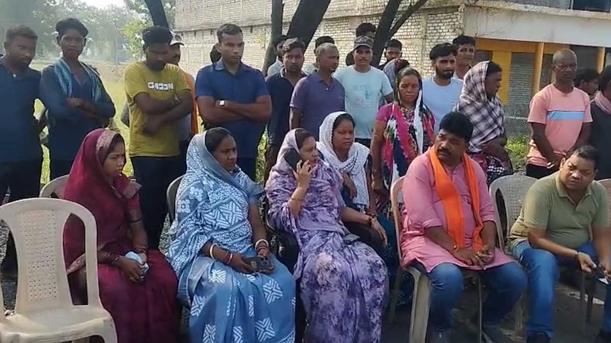 ट्रेलर में टकराकर बाइक चालक की मौत, मुआवजे की मांग पर परिजनों के साथ विधायक कर रहे चक्काजाम…
