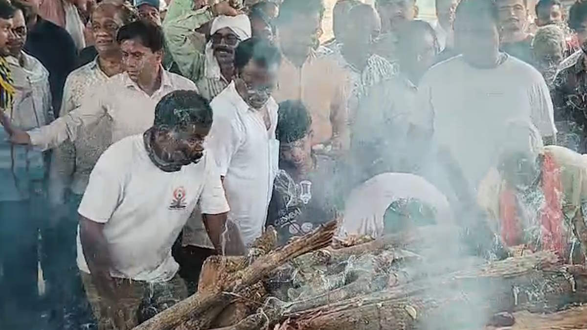 ‘अक्कू भैय्या जिंदाबाद’ के नारों के बीच सात वर्षीय बेटे ने शहीद पिता को दी मुखाग्नि, तिरंगे से लिपटकर रोती रही पत्नी…