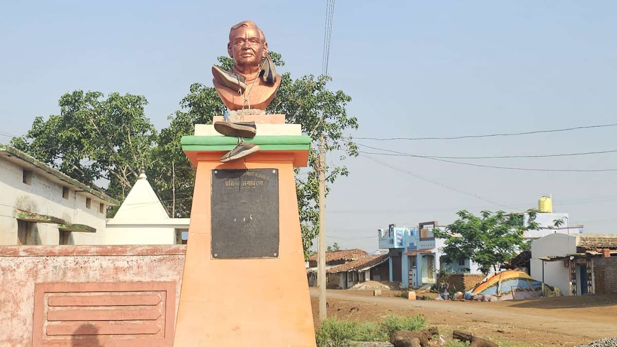 शर्मनाक… भारत रत्न अटल बिहारी की प्रतिमा का अपमान, असामाजिक तत्वों ने पहनाई जूतों की माला