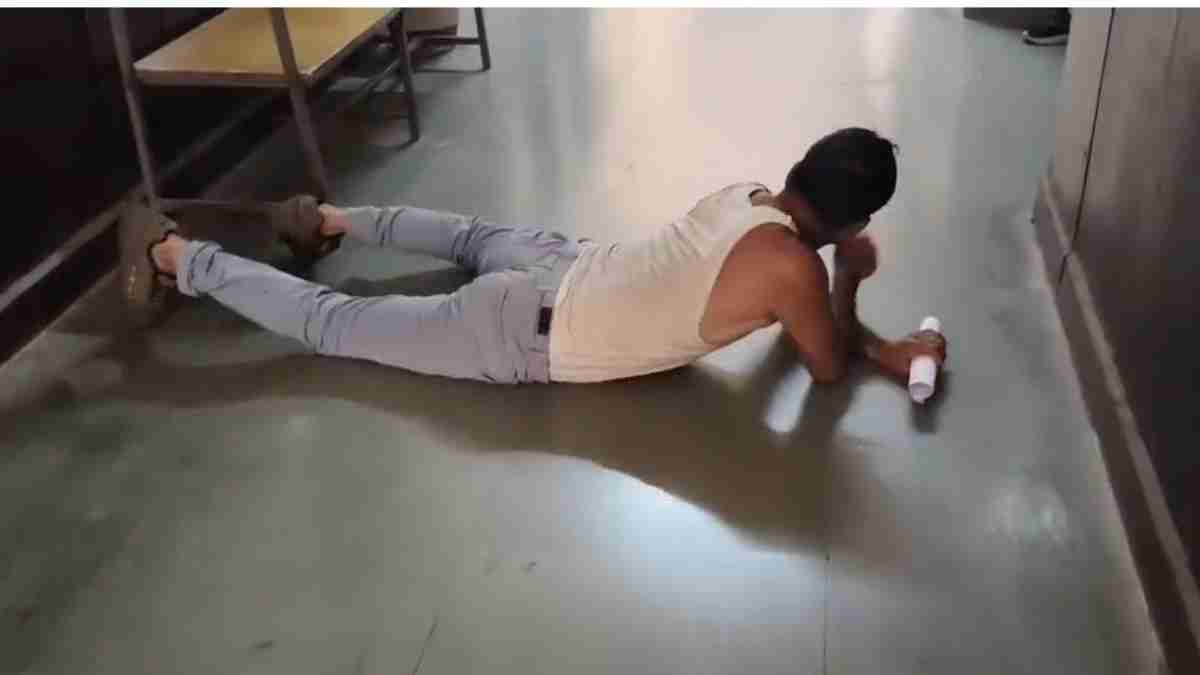रेंगकर कलेक्ट्रेट पहुंचा किसान: व्यापारी पर 20 लाख की धोखाधड़ी का आरोप, कहा- जब भी जनसुनवाई में पहुंचा कलेक्टर नहीं मिले