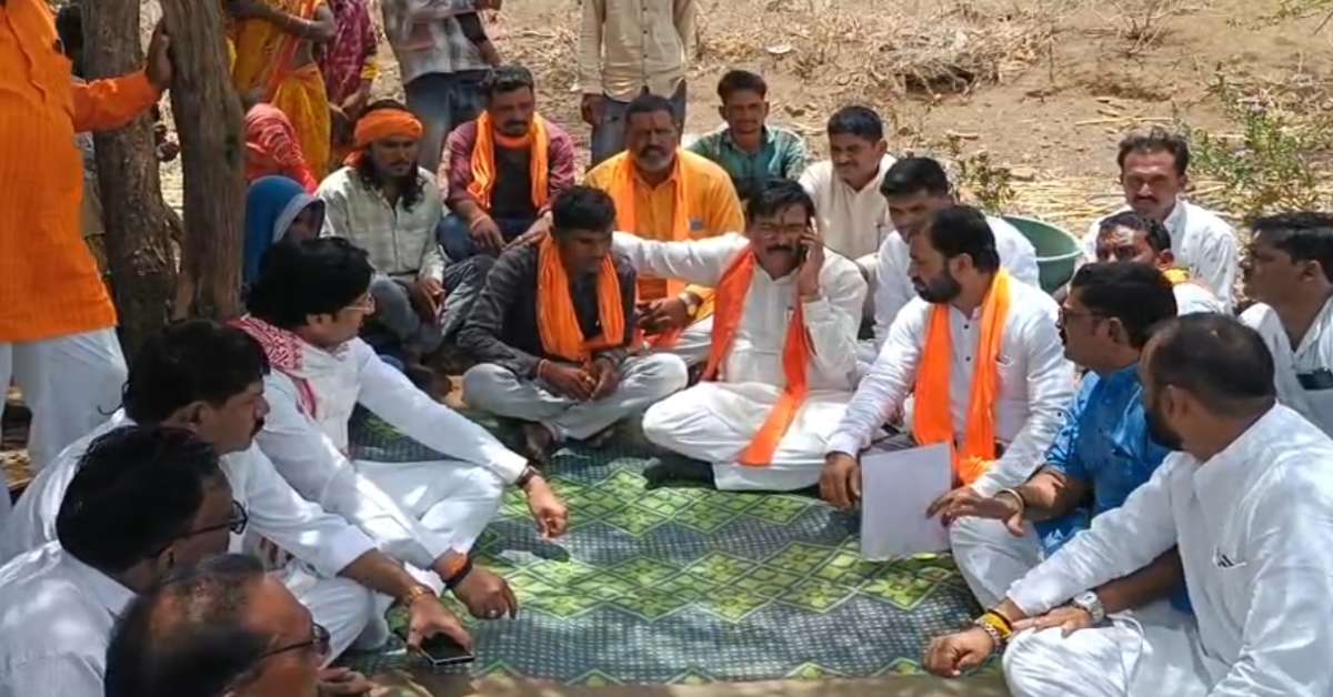 बड़वानी में वन्यजीवों के हमले से 6 की मौत: BJP सांसद-जिला अध्यक्ष ने पीड़ित परिवार से की मुलाकात, 8-8 लाख मुआवजा राशि का दिया स्वीकृति पत्र