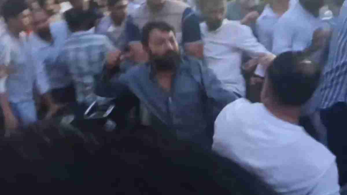 आपस में भिड़ गए कांग्रेस कार्यकर्ता: मीटिंग के दौरान विधायक और नेता के समर्थकों में जमकर चले लात-घूंसे, देखें Video