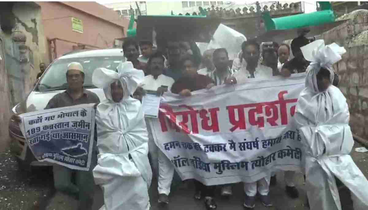 कफन ओढ़कर सड़कों पर घूमती रही लाश: कब्र लेकर भटकते रहे लोग, माजरा जानकर आप भी हो जाएंगे हैरान