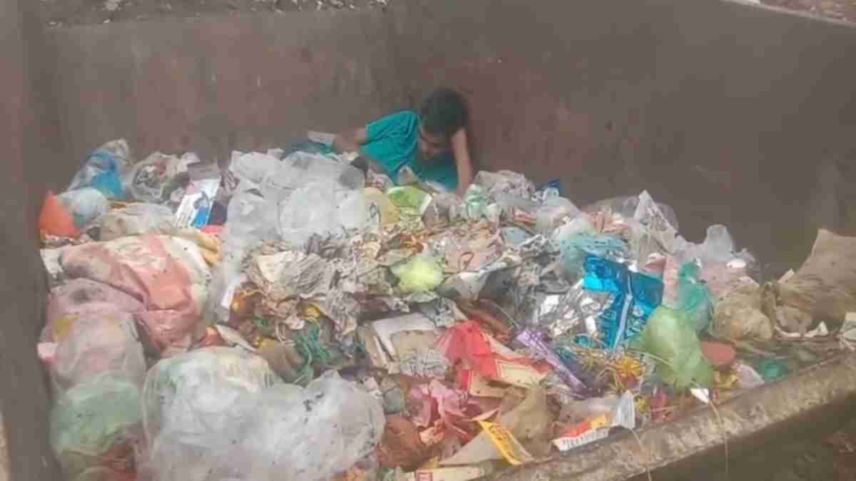 कचरे के ढेर में 20 दिन तड़पता रहा शख्स, पूर्व मंत्री ने पहुंचाया अस्पताल, कहा- क्या इंसान की जान की कोई कीमत नहीं?