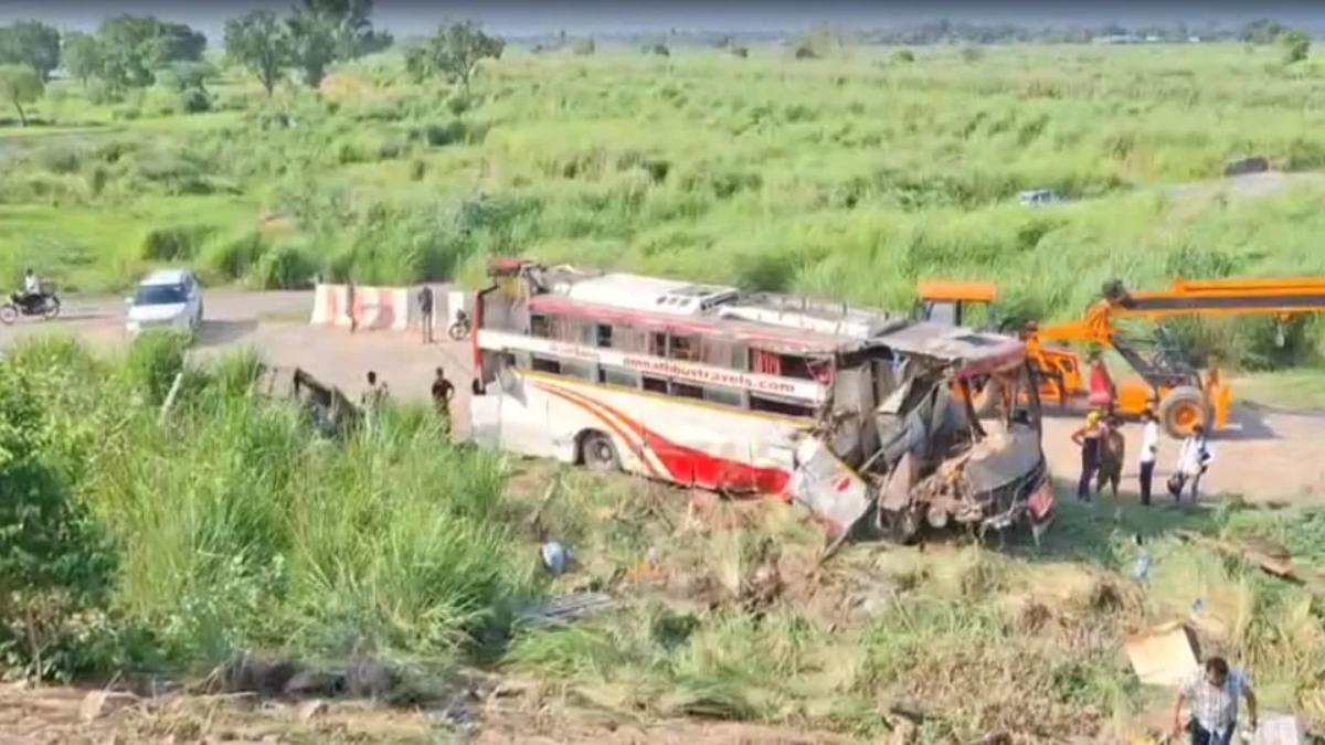 बिहार से दिल्ली जा रही बस हादसे का शिकार: आगरा-लखनऊ एक्सप्रेसवे से नीचे गिरी, 2 यात्रियों की हुई मौत, 50 से अधिक घायल