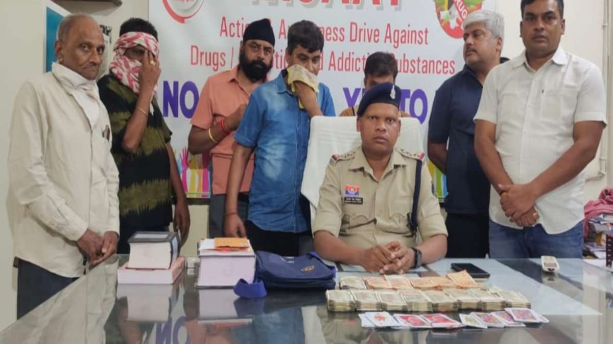होटल के कमरे में रसूखदारों ने सजा रखी थी जुए की महफिल, तभी आ धमकी पुलिस, 6 को रंगे हाथों किया गिरफ्तार, 5 लाख से ज्यादा नकदी जब्त