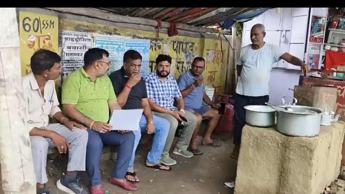 MLA Rajesh Gupta:राजद विधायक दिखे चाय की दुकान पर, बोले – यह आदत है, चुनावी स्टाइल नहीं