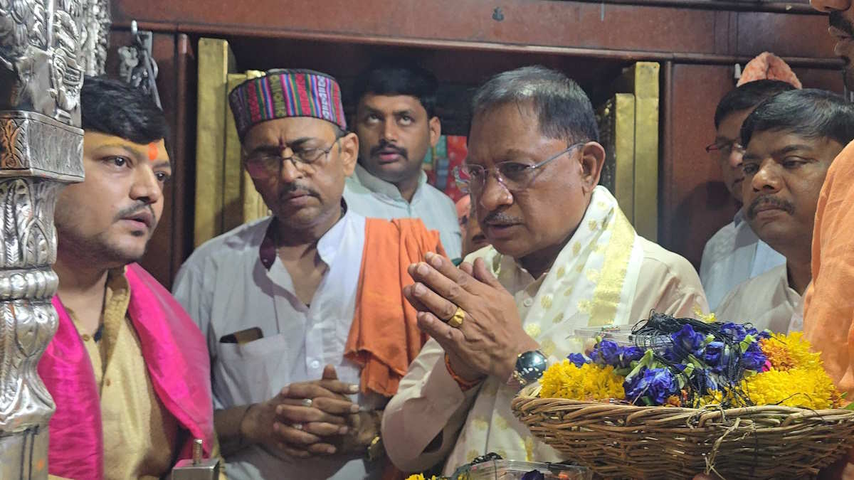 मुख्यमंत्री साय मंत्रियों के साथ पहुंचे ‘काशी के कोतवाल’ के द्वार, दर्शन कर राष्ट्र के कल्याण के लिए की प्रार्थना