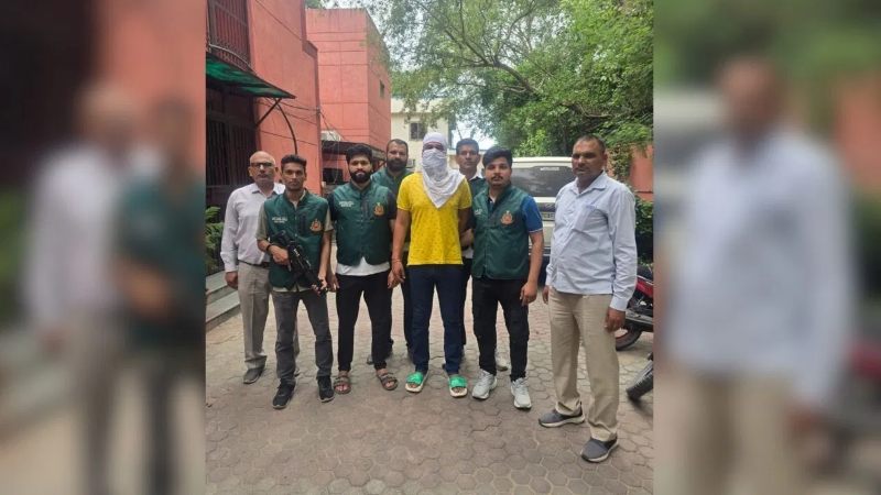 दिल्ली : कुख्यात गैंगस्टर ‘पम्पू’ अरेस्ट… हत्या, डकैती और लूटपाट जैसे 16 केस में था वांटेड, सेमी-ऑटोमैटिक पिस्टल और चार जिंदा कारतूस बरामद