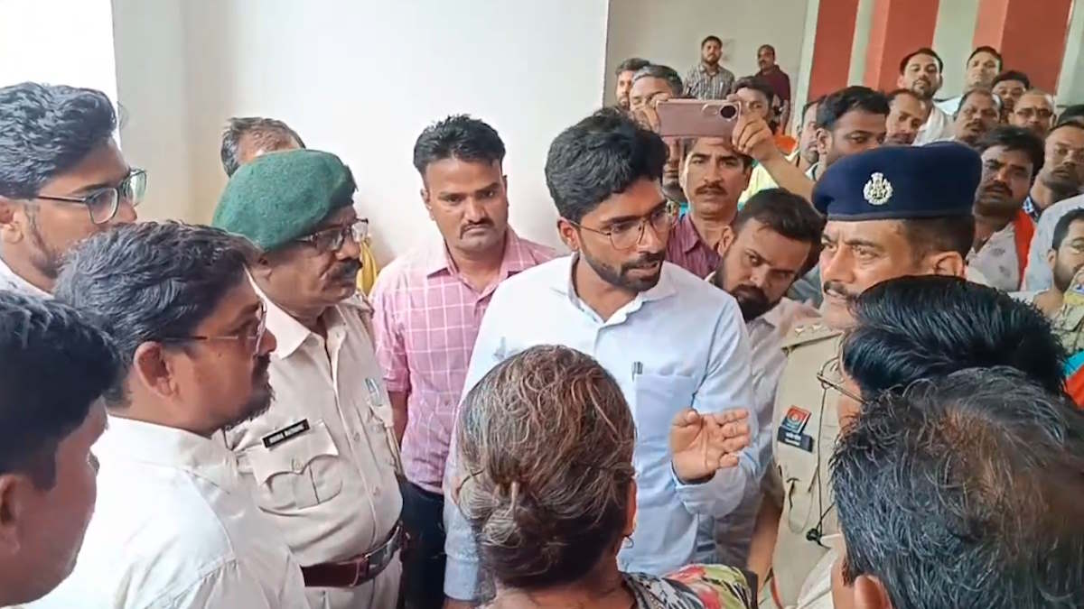 उप मुख्यमंत्री साव के जनदर्शन में हुआ हंगामा, वन भूमि से हटाए जाने से नाराज ग्रामीणों ने भेदभाव का आरोप लगाते हुए डीएफओ का किया घेराव…