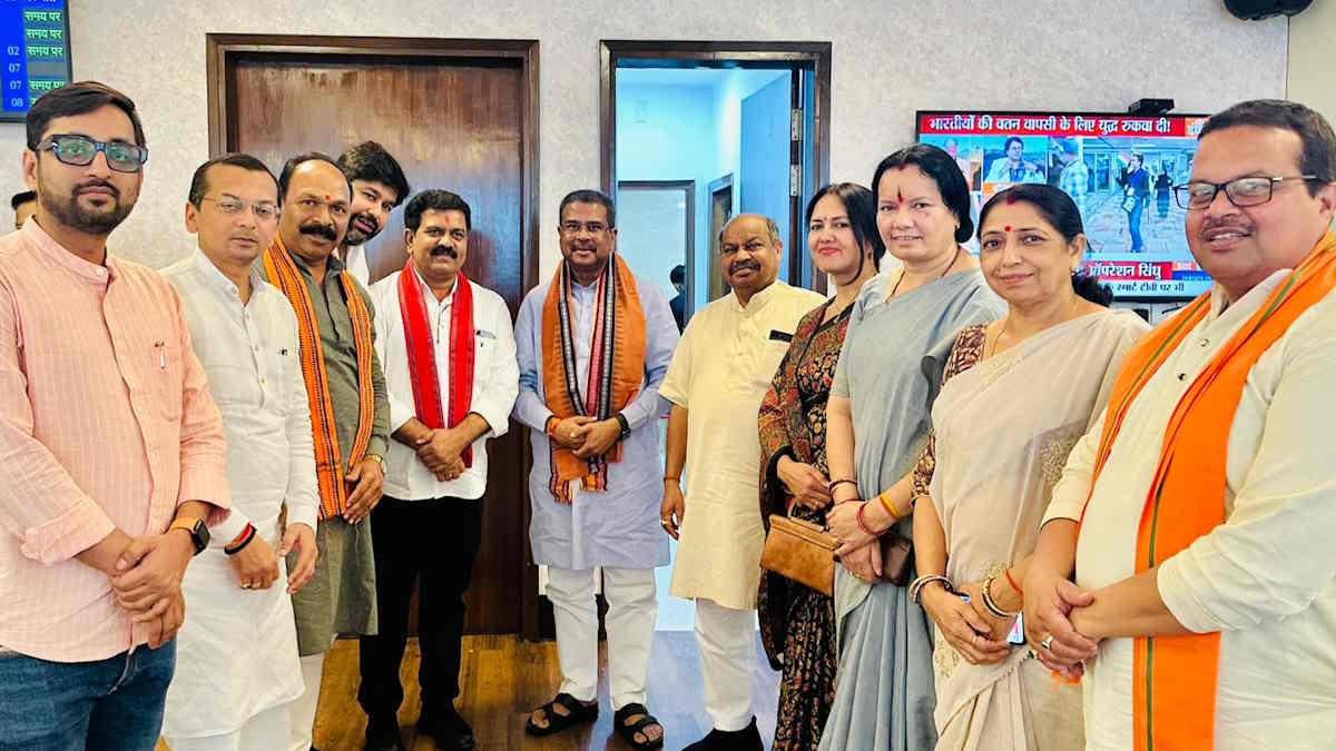 रायपुर पहुंचे केंद्रीय मंत्री धर्मेंद्र प्रधान, डिप्टी सीएम विजय शर्मा, विधायक पुरंदर मिश्रा के साथ अन्य भाजपा नेताओं से की मुलाकात…