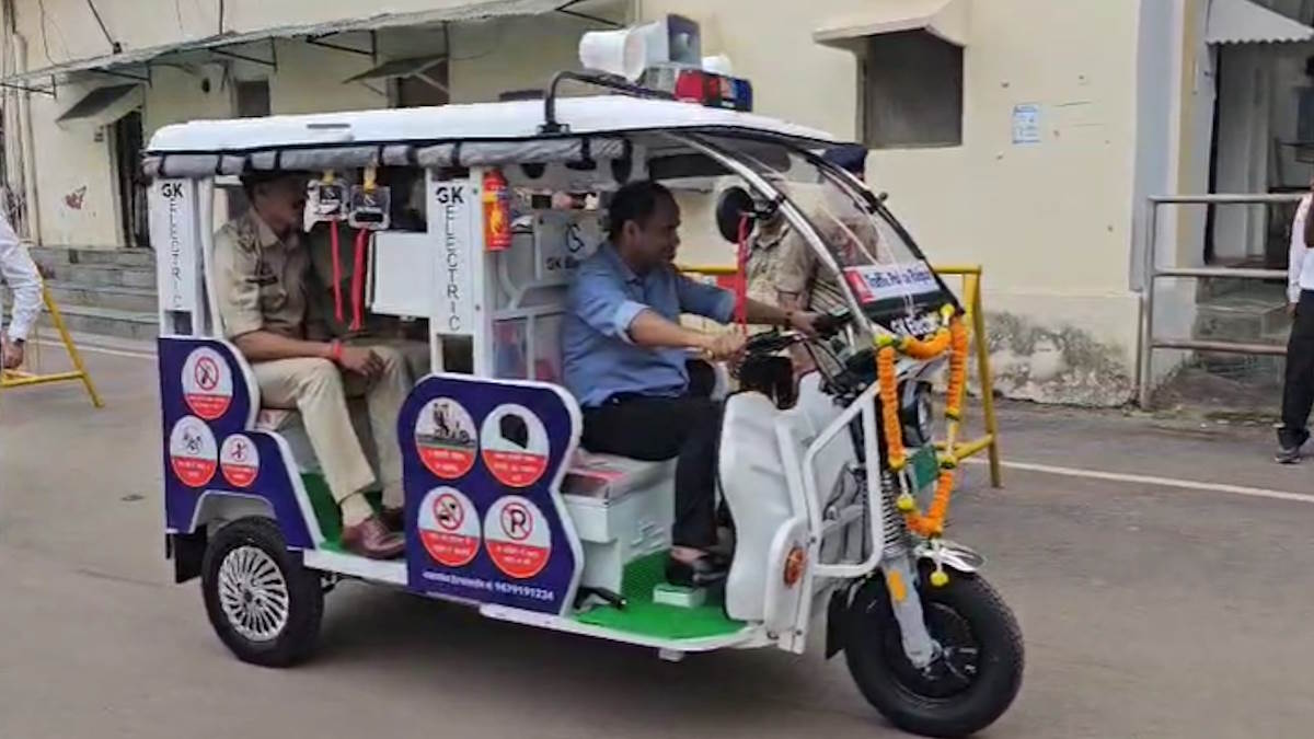 जब कलेक्टर बने रिक्शा चालक, EV ट्रैफिक वाहनों के जरिए ट्रैफिक नियमों का किया जाएगा प्रचार-प्रसार