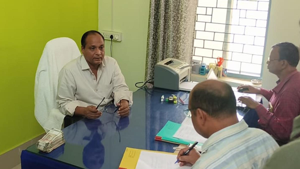 EE को दो लाख रुपए रिश्वत लेते ACB ने रंगे हाथ पकड़ा, निविदा प्रक्रिया से पहले ठेका देने के लिए मांगी थी घूस
