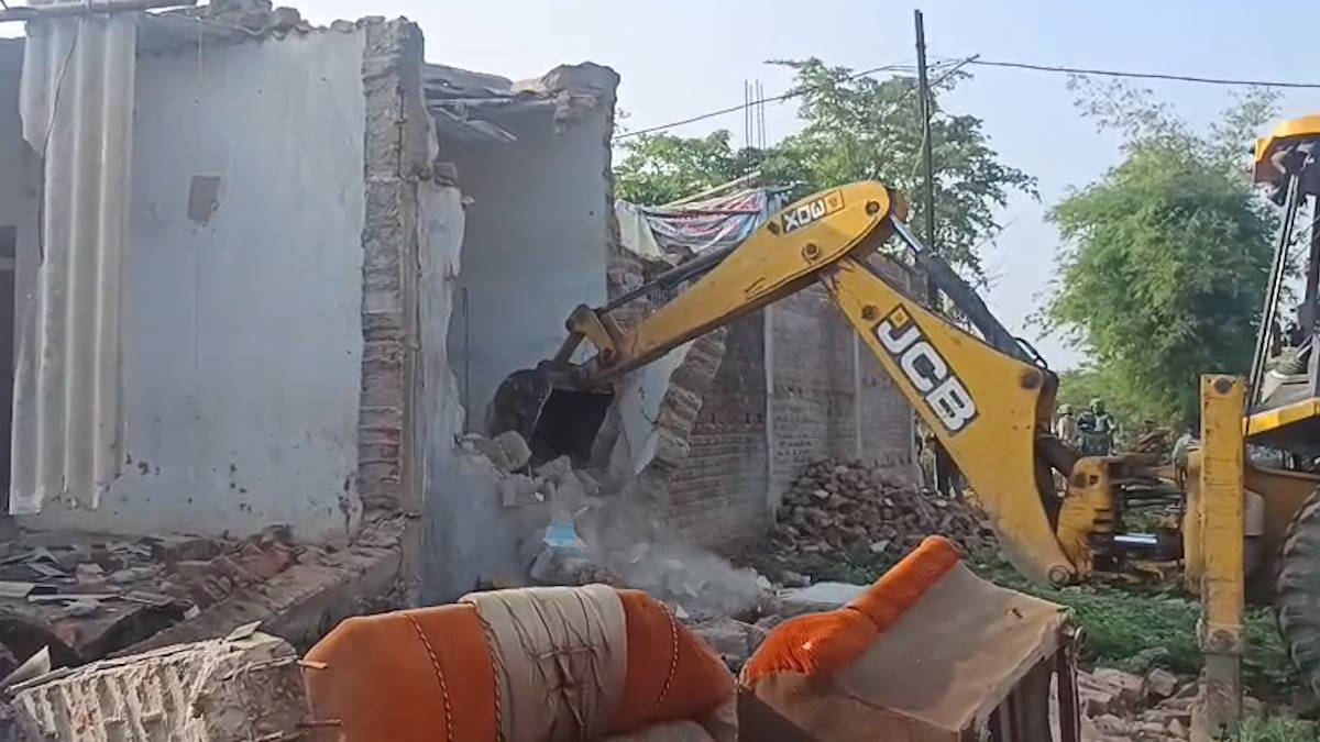 अंबिकापुर में भी चला प्रशासन का बुलडोजर, वन भूमि से हटाया जा रहा अवैध कब्जा, उप मुख्यमंत्री अरुण साव ने कार्रवाई को बताया जरूरी…