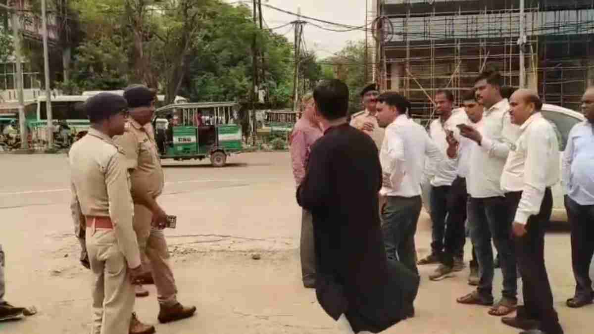 अंबेडकर प्रतिमा स्थापना विवाद: प्रदर्शन की तैयारी कर रहे लोग हुए नजरबंद, पुलिस ने लिया हिरासत में 