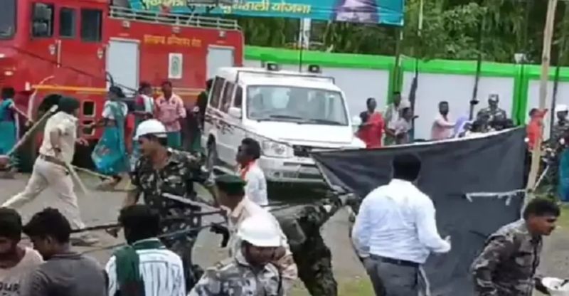 Jharkhand में ‘हूल दिवस’ पर पुलिस और ग्रामीणों में झड़प : आदिवासियों ने पुलिसकर्मियों पर चलाये तीर, जवाब में पुलिस ने भांजी लाठियां, छोड़े आंसू गैस के गोले