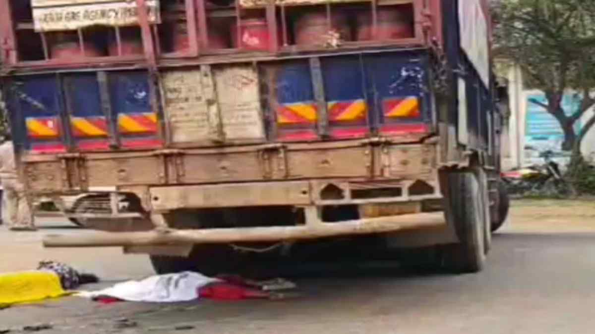 CG News : ट्रक की चपेट में आने से बाइक सवार महिला की मौत, दो की हालत गंभीर