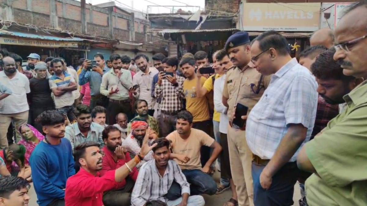 सड़क और पानी की समस्या: वार्डवासियों ने नगर पालिका के सामने किया चक्काजाम, पार्षद पर लगाया उपेक्षा का आरोप