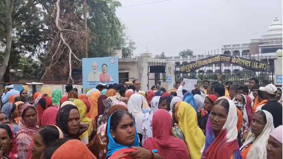 प्रेम प्रसंग में नाबालिग का मर्डर : लड़की के घर वालों पर हत्या का आरोप, ग्रामीणों ने किया कलेक्ट्रेट का घेराव, कहा – मामले को दबा रही पुलिस, एसपी बोले – निष्पक्ष होगी जांच
