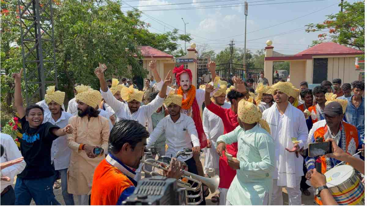 NSUI ने निकाली ‘भ्रष्टाचार’ की बारात, इंदिरा गांधी कृषि विश्वविद्यालय में करोड़ों के घोटाले का आरोप