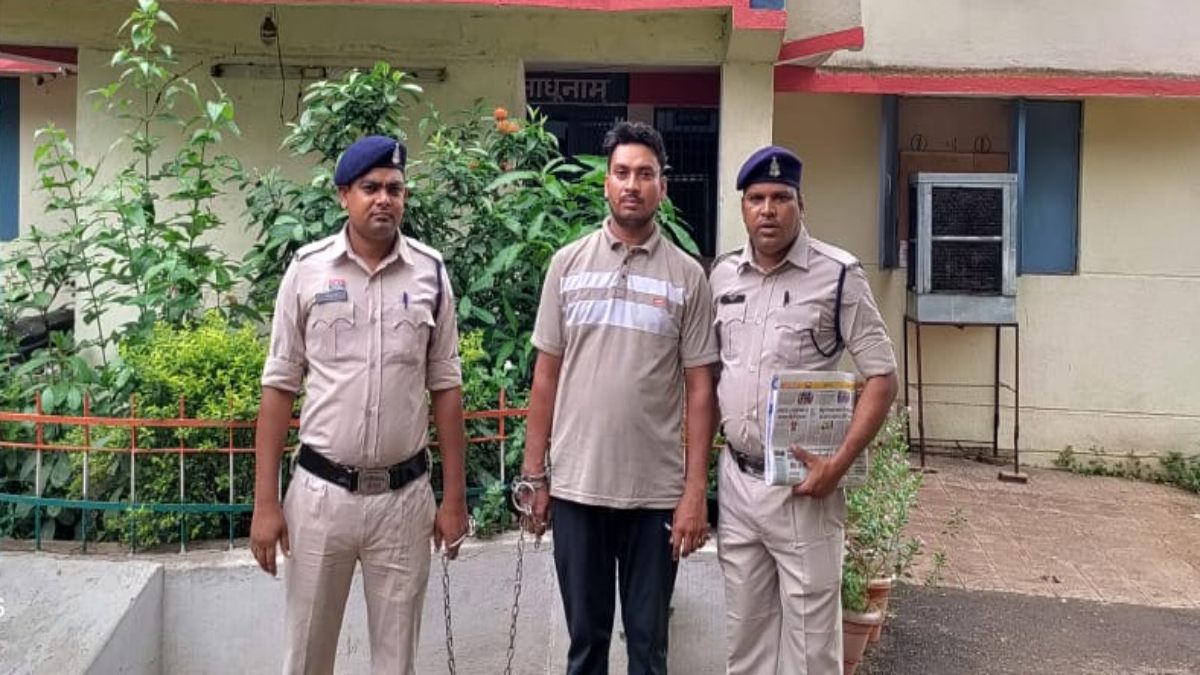 Crime News : खुफिया अधिकारी बनकर शख्स को ठगा, पुलिस ने अंतर्राज्यीय आरोपी को दिल्ली से किया गिरफ्तार