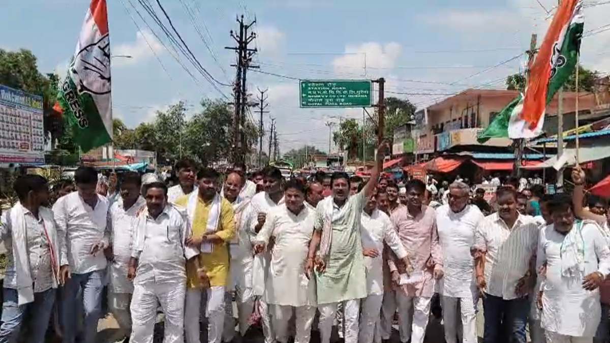 बिजली समस्या को लेकर कांग्रेसी उतरे सड़क परः विद्युत कार्यालय के सामने लगाए मुर्दाबाद के नारे, दी ये चेतावनी