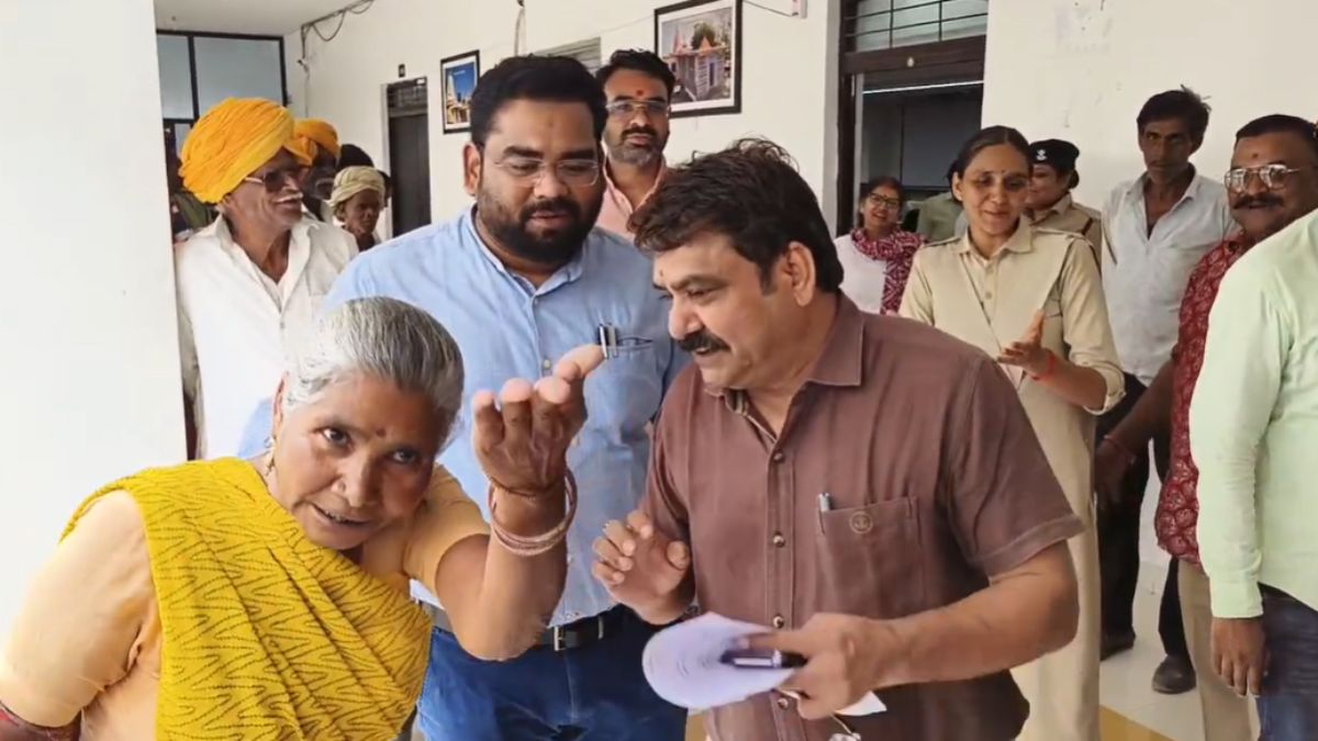 बंद करो कलेक्टर जनसुनवाईः महिला का फूटा गुस्सा, चिल्ला-चिल्ला कर बोली- क्यों बना रहे हो लोगों को बेवकूफ