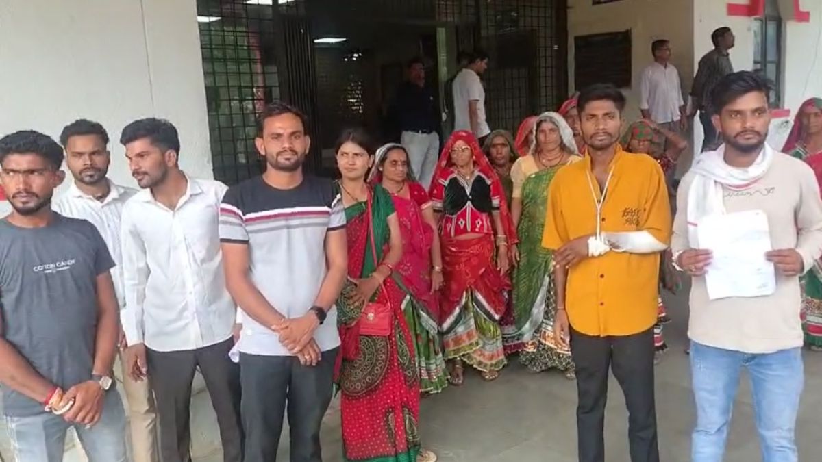 शराब की अवैध बिक्री के खिलाफ मोर्चाः पंचायत और थाने में नहीं हुई सुनवाई, महिलाओं ने कलेक्टर को ज्ञापन सौंप  हनुमान मंदिर में अर्जी भी लगाई