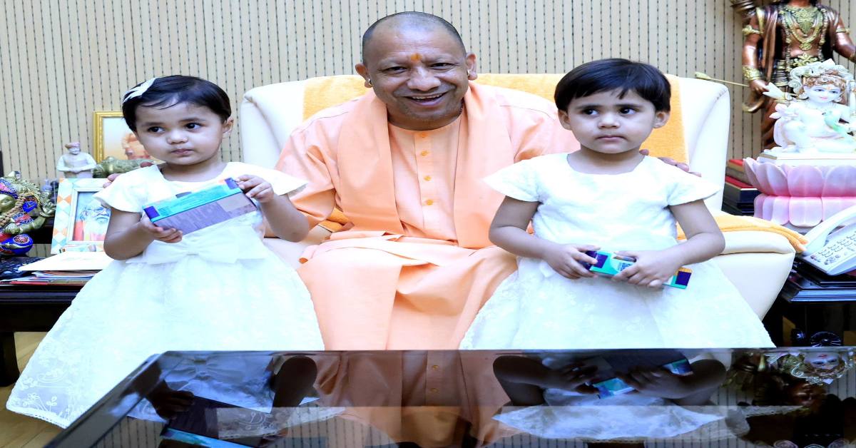 सीएम योगी से मिले मंत्री नरेंद्र कश्यप : मुख्यमंत्री ने मंत्री की जुड़वा नातिनों पर लुटाया प्यार, तस्वीर देखकर हो जाएंगे मुरीद
