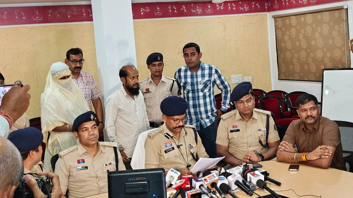 बांग्लादेशियों पर शिकंजा : 16 साल से राजधानी में रह रहे थे बांग्लादेशी दंपत्ति, अंडा ठेला चलाते-चलाते फर्जी दस्तावेजों से बने भारतीय, पुलिस ने दबोचा