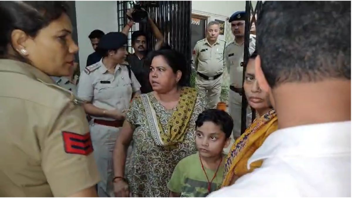 महिला थाने में हाई वोल्टेज ड्रामा: SDOP के तहसीलदार पति ने SP पर लगाए हत्या का आरोप, पत्रकारों के साथ धक्का- मुक्की, जानिए क्या है मामला