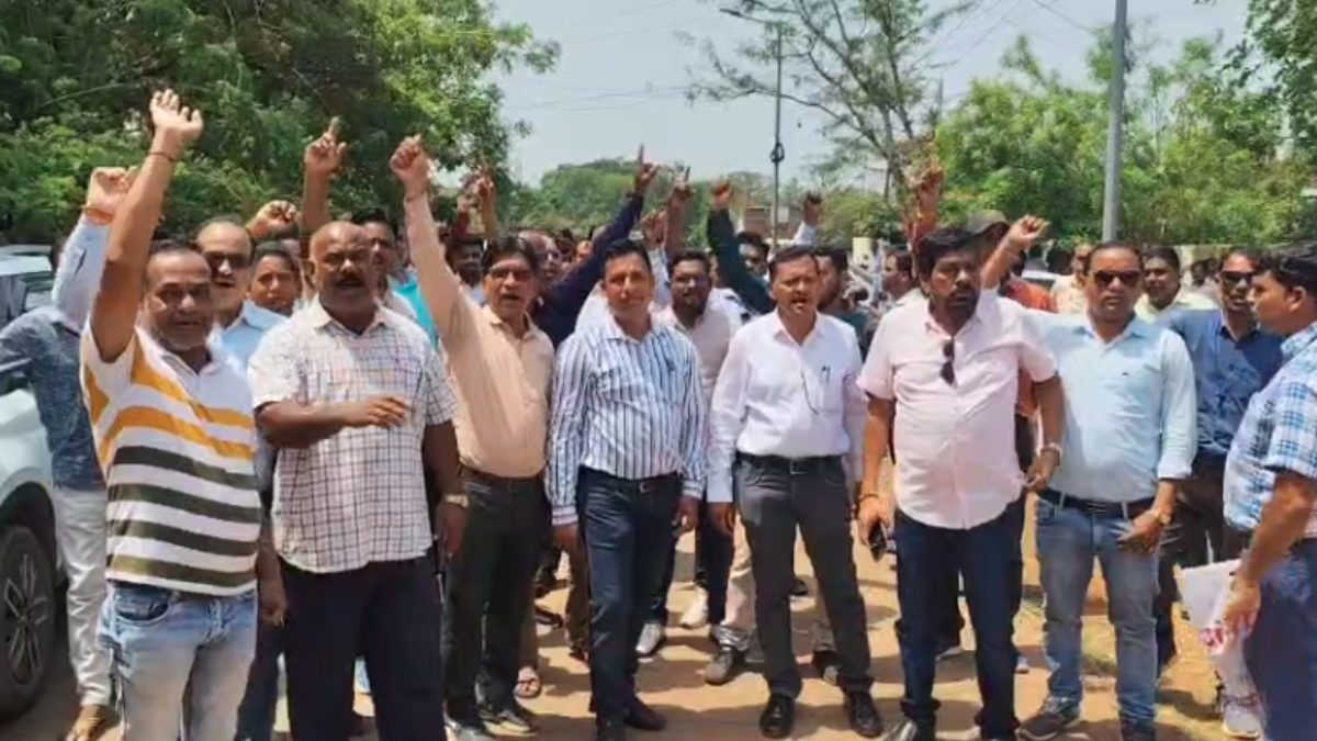 युक्तियुक्तकरण के विरोध में शिक्षक : काउंसलिंग सेंटर में किया जमकर हंगामा, कलेक्टर ने कही यह बात