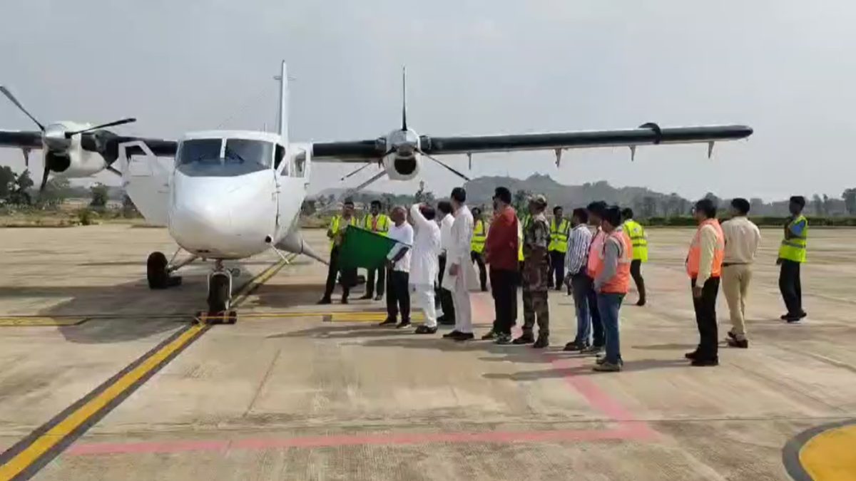 दतिया, भोपाल से खजुराहो हवाई सेवा शुरूः पहले दिन 7 यात्री पहुंचे और रवाना भी हुए, अब बनारस और दिल्ली से एयर सर्विस की उठी मांग